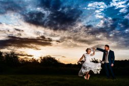 poses-groom-for-wedding-photos